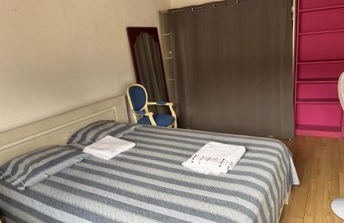 Les Puces de Saint-Ouen Casa | Chambres d'hôtes Dos Santos à Saint Ouen