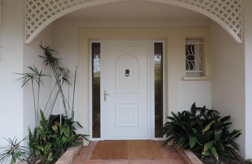 Ares Cama Y Desayuno | Chambres d'Hôtes Villa La Louisiane