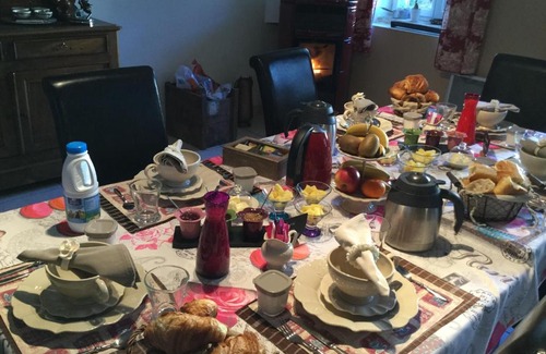 Chazey-sur-Ain Cama Y Desayuno | Chambres et Roulotte de La Gentilhommière