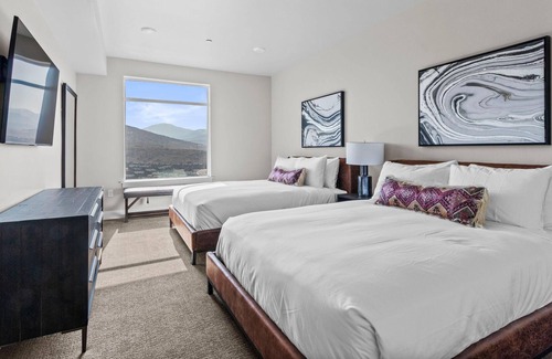 Park City Complejo | Chamonix Mountain Retreat: New 4BR, Luxurious Amenities, Kitchen, Stunning Views