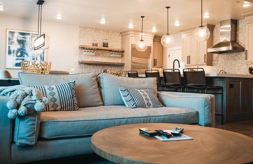 Park City Complejo | Chamonix Mountain Retreat: New 4BR, Luxurious Amenities, Kitchen, Stunning Views