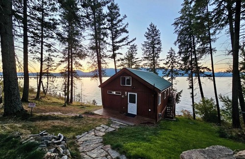 Sandpoint Cabina | Champagne Sunsets Lakefront with Loft & Dock, View & private waterfront