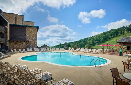 Seven Springs Apartamento | Champion Hotel | King Suite + Separate Living Area