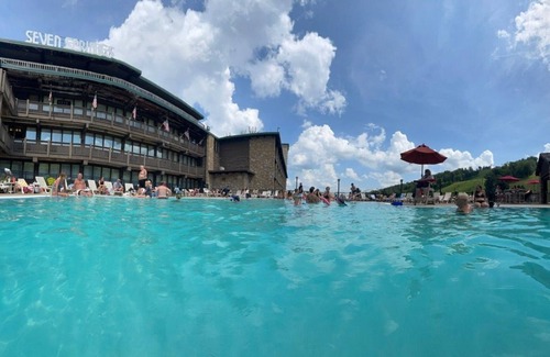 Seven Springs Apartamento | Champion Hotel | Queen Tower Room + In-Room Perks