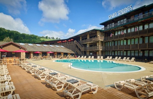 Seven Springs Apartamento | Champion Hotel | Spacious + Separate Living Area