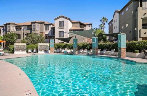 Glendale Sports and Entertainment District Apartamento | Champion's CozySuite walk to the stadium with pool!