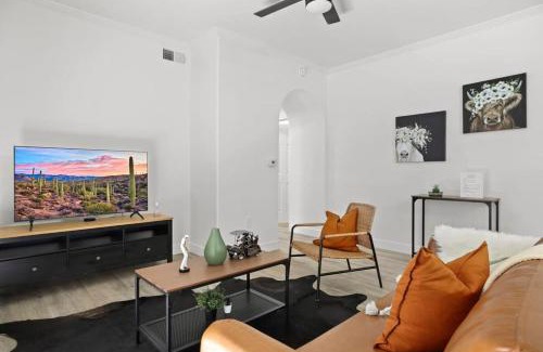 Glendale Sports and Entertainment District Apartamento | Champion's CozySuite walk to the stadium with pool!