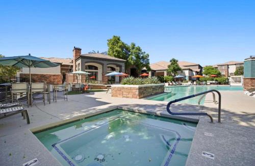 Glendale Sports and Entertainment District Apartamento | Champion's CozySuite walk to the stadium with pool!