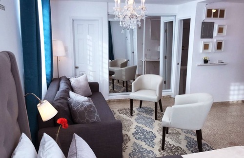 Ponce Centro Apartamento | Chandelier 102
