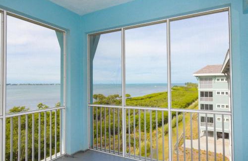 Whitney Beach Casa | Changes in Latitude 403