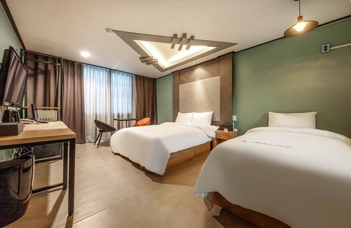 Changwon Hotel | Changwon Bonggok-dong Roll