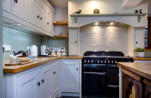 Chard Cabaña | Chantry Cottage - sleeps 6 guests in 3 bedrooms