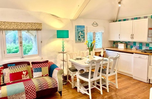 Stenalees Casa | Chapel Barn, near Camel Trail, Bodmin - sleeps 4 guests+parking+doggie