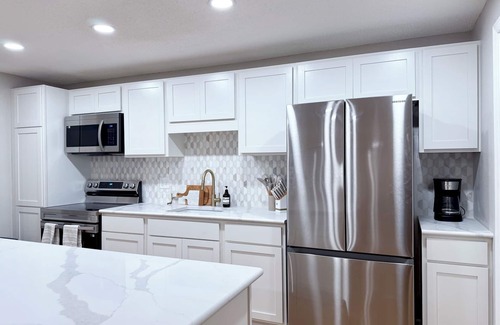 Tallahassee Casa | CHAPEL HAVEN \ 6 Bedrooms \ 4 Bathroom \ 8 Beds \ 2-Unit Home \ 2 Kitchens