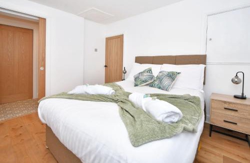 Sandbach Casa | Chapel House by YourStays - Two bed cottage in Market Town of Sandbach, high end finish