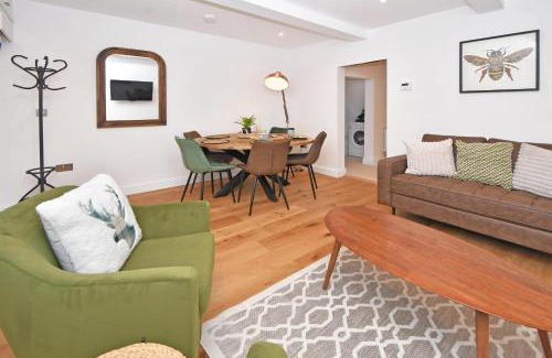 Sandbach Casa | Chapel House by YourStays - Two bed cottage in Market Town of Sandbach, high end finish