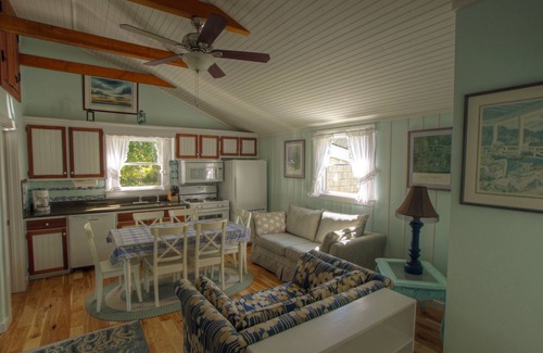 Edgartown Cabaña | ESCAPADA Chappy "Butterfly Cottage" Cozy 2 Bedroom on Chappaquiddick