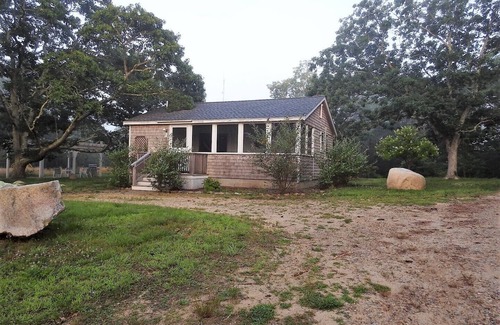 Edgartown Cabaña | ESCAPADA Chappy "Butterfly Cottage" Cozy 2 Bedroom on Chappaquiddick