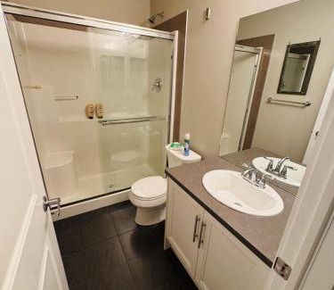 Southwest Edmonton Casa | Chappelle Comfort Unique Retreat with AC