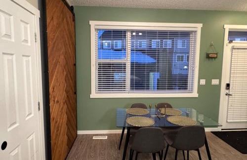 Southwest Edmonton Casa | Chappelle Comfort Unique Retreat with AC