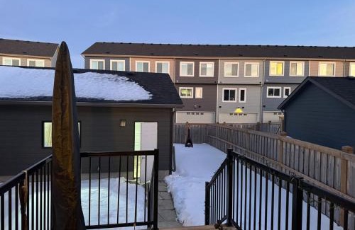 Southwest Edmonton Casa | Chappelle Comfort Unique Retreat with AC