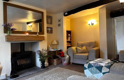 Cheddleton Casa | Chapter Cottage, Cheddleton Nr Alton Towers, Peak District, Foxtail Barns, the Ashes