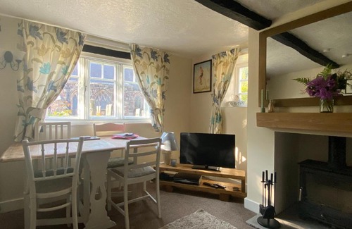 Cheddleton Casa | Chapter Cottage, Cheddleton Nr Alton Towers, Peak District, Foxtail Barns, the Ashes