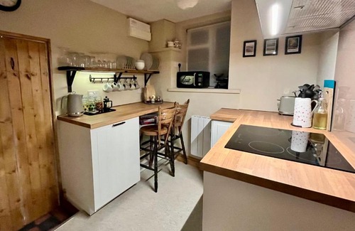 Cheddleton Casa | Chapter Cottage, Cheddleton Nr Alton Towers, Peak District, Foxtail Barns, the Ashes