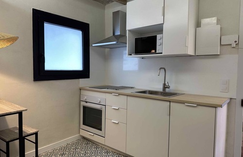 Collblanc y La Torrassa Apartamento | Charming apartment with patio & pool