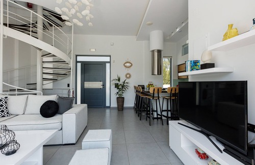Roumeli Villa | Villa Chara! Piscina climatizada, jacuzzi al aire libre, gimnasio, ping pong, parque infantil y bicicletas.