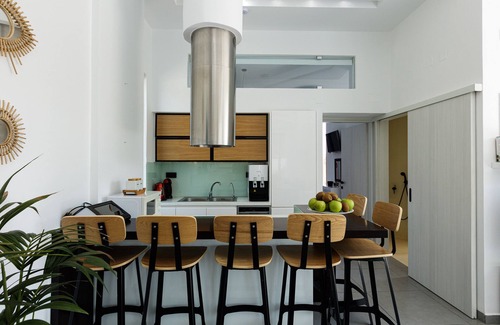 Roumeli Villa | Villa Chara! Piscina climatizada, jacuzzi al aire libre, gimnasio, ping pong, parque infantil y bicicletas.