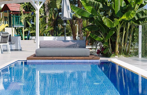 Roumeli Villa | Villa Chara! Piscina climatizada, jacuzzi al aire libre, gimnasio, ping pong, parque infantil y bicicletas.