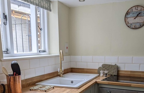 Marlborough Cabaña | Character 400 yr old 1 bed Cottage in Heart of Marlborough With big Personality!