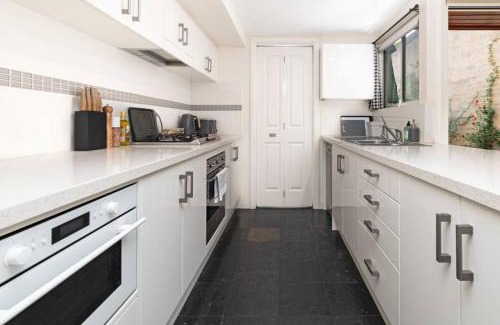 Adelaide Central Business District Casa | Character and Charm 3BR home with free wine