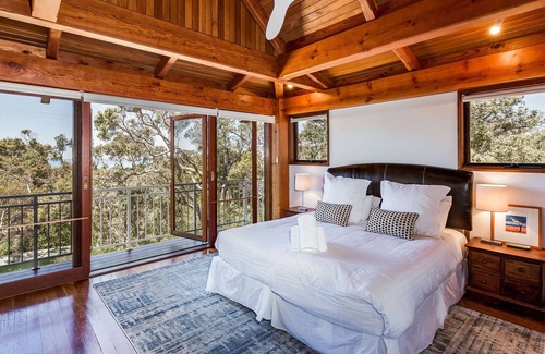 Eagle Bay Casa | CHARACTER FILLED EAGLE BAY ESCAPE OFFERING BLISSFUL VIEWS THROUGH THE TREETOP