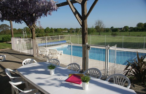Nort-sur-Erdre Casa | Casa rodeada de naturaleza con piscina climatizada (10/15 pers)