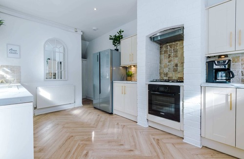 Eccles Casa | Character Victorian 4Bedroom Home w Free Parking