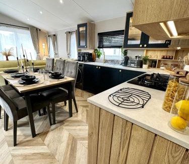 Wesham Otro | Charles Alexander Short Stay - The Little Lytham Lodge