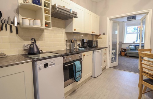 Charmouth Cabaña | CHARLESTON COTTAGE, pet friendly, with a garden in Charmouth