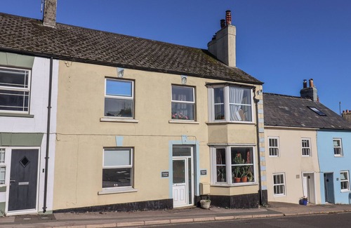 Charmouth Cabaña | CHARLESTON COTTAGE, pet friendly, with a garden in Charmouth