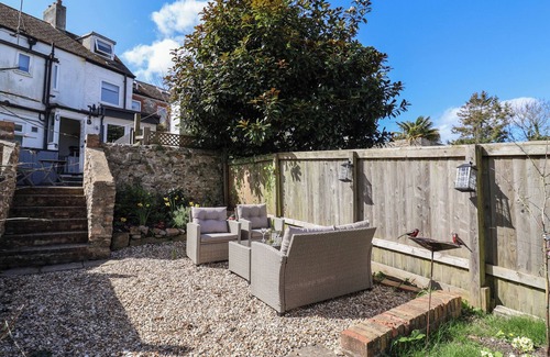 Charmouth Cabaña | CHARLESTON COTTAGE, pet friendly, with a garden in Charmouth