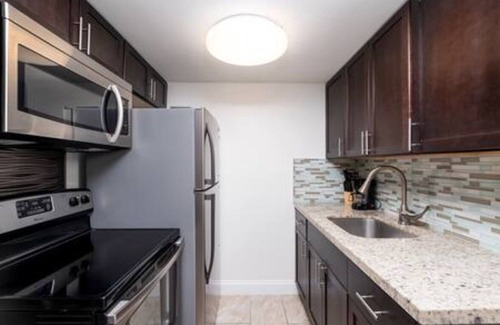 Coral Heights Apartamento | Charlie Chaplin - A Timeless Modern Escape!