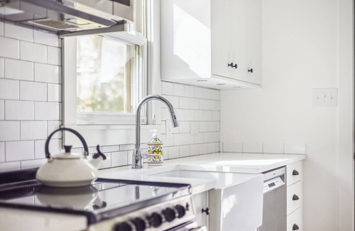 New Buffalo Casa | Charlie's on Commanche - Charming cottage tucked away in Michiana close to the l