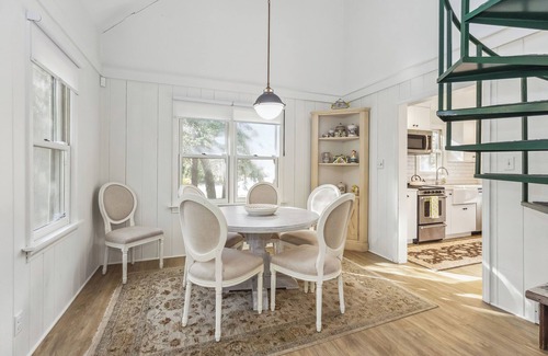 New Buffalo Casa | Charlie's on Commanche - Charming cottage tucked away in Michiana close to the l