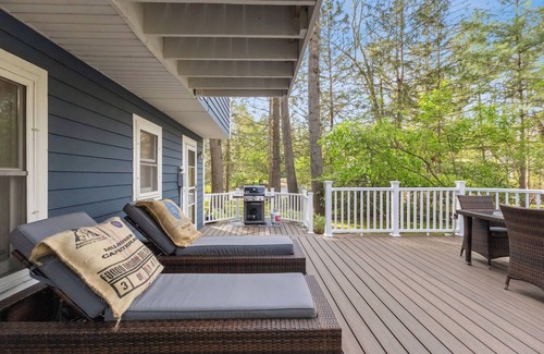 New Buffalo Casa | Charlie's on Commanche - Charming cottage tucked away in Michiana close to the l