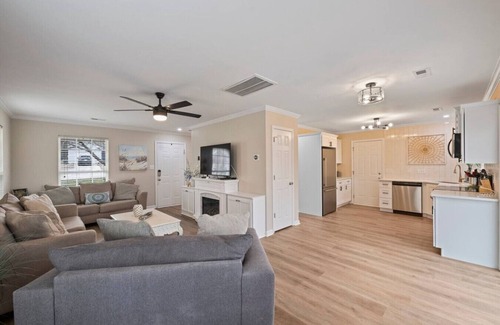 Charlotte Casa | Charlotte 4BR Cozy Retreat