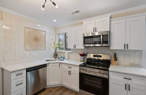 Charlotte Casa | Charlotte 4BR Cozy Retreat