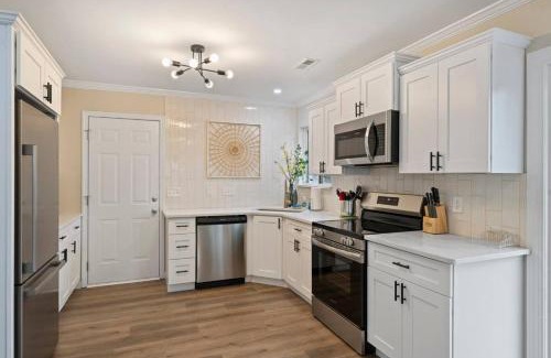 Charlotte Casa | Charlotte 4BR Cozy Retreat