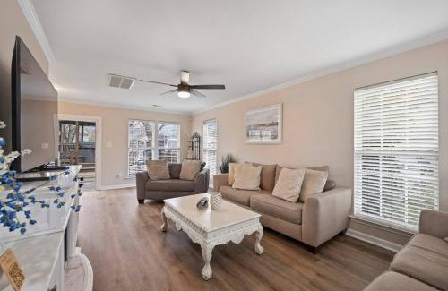 Charlotte Casa | Charlotte 4BR Cozy Retreat
