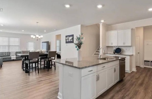 Fort Mill Casa | Charlotte Ballantyne Area 1.0 mi away with lots to do - Refined Modern Home